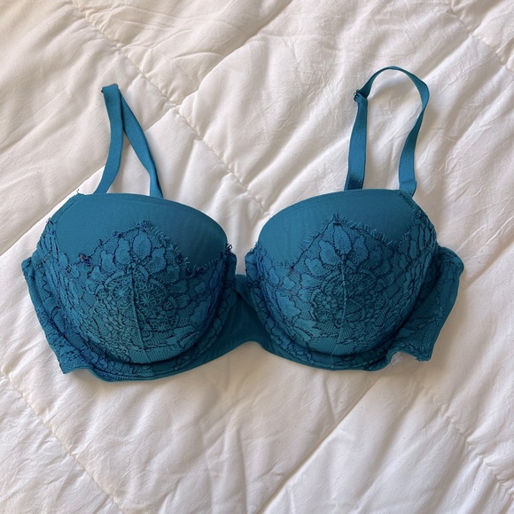 Very sexy Balconette Bra by Victoria Secret - Picture 2 of 6